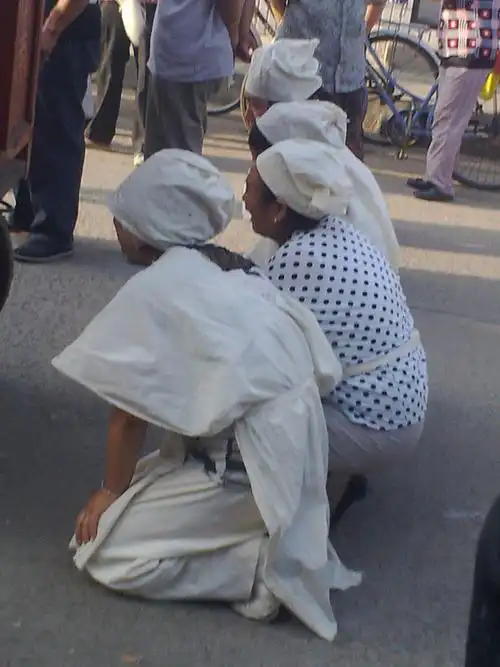 【转载】葬礼中的小女孩,披麻戴孝很可爱