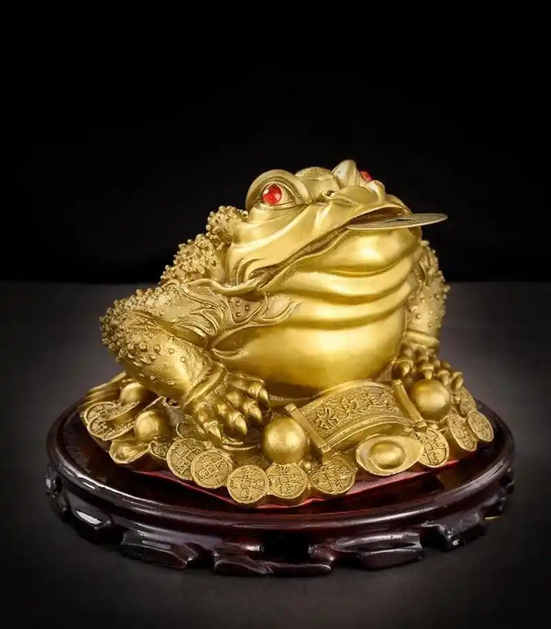 摆放金蟾的注意事项 金蟾又称三足金蟾,是中国神话传说月宫中的一只三