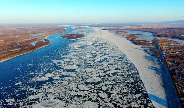 抚远东极广场,黑龙江和乌苏里江的交汇处.陈雷摄