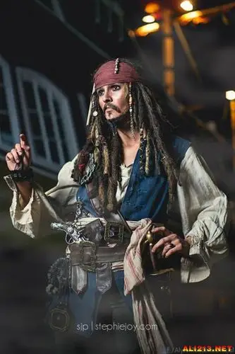 不是真人剧照?国外萌妹cos《加勒比海盗》杰克船长