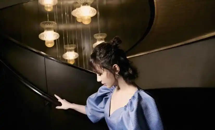 杨紫壁纸你一笑我就沦陷了沦陷在你眼中那一抹白月光般的温柔