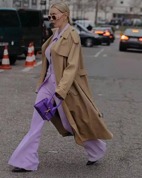 担心自己驾驭不了明亮的紫色,灰紫色也是个很好的选择,灰紫色和浅灰色