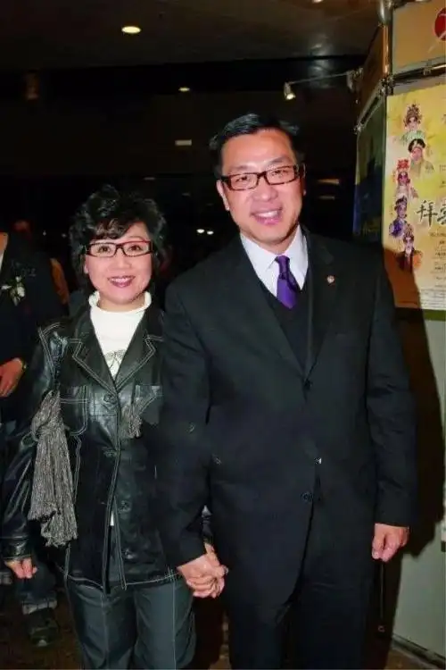 金曲之母张德兰晒庆生照,60岁打扮还花哨,但天然脸气质优雅啊!