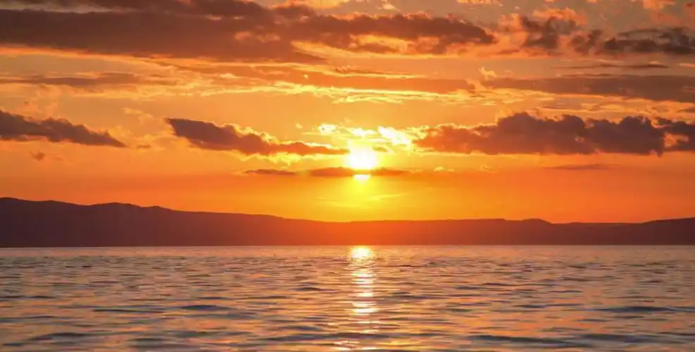 日落黄色的晚霞落山的太阳蓝色场景天空太阳大海海浪水花夏日夏季展板