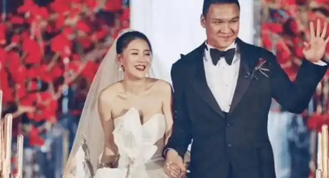 车澈妻子生二胎儿子神似父亲长相车澈全程陪同生产