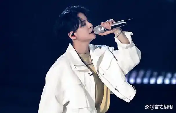 初识刘逸云amber是在《创造营2021》,意外看了她的开场舞《shake that