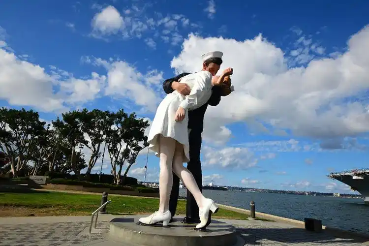 看看这个著名的雕塑胜利之吻.