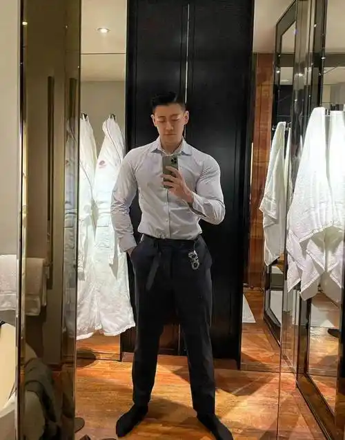 精英金融男的魅力:肌肉与禁欲并存,展现完美身材!