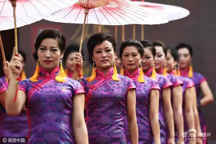 淄博周村古街上演旗袍秀