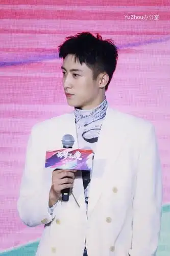 黄景瑜今日出席东方卫视活动一身白色西装的大鲸鱼