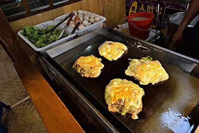 手抓饼麻辣烫铁板鱿鱼各种路边摊小吃用英语该怎么说