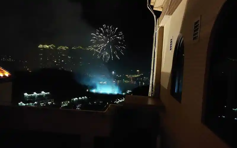 过年晚上冒着雨跑到楼顶拍烟花