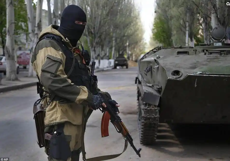 乌克兰特种部队手持ak47搜查 亲俄武装烧轮胎阻挡