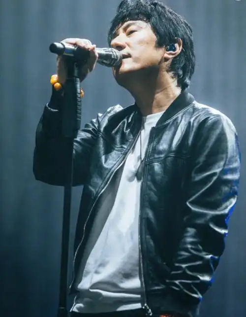 刘芸罕晒一家三口合照全家追随郑钧到成都10岁儿子帅气有型