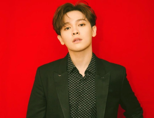 尤长靖戴上金边眼镜,变身文艺小青年,温柔迷人的主唱大人