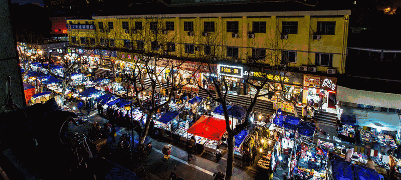 图为杭州吴山夜市