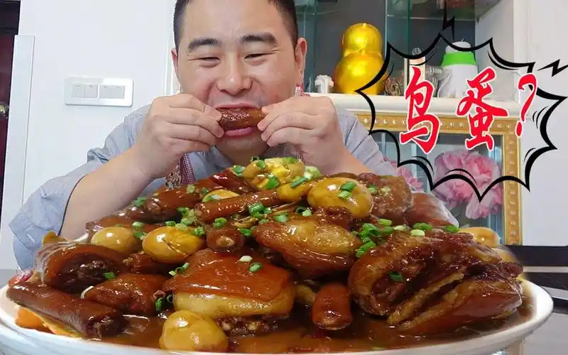 6根猪尾1斤鸟蛋超小厨做猪尾焖鸟蛋肉汤泡饭吃过瘾