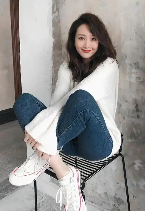 王鸥穿白色毛衣搭配深蓝修身牛仔裤,知性优雅