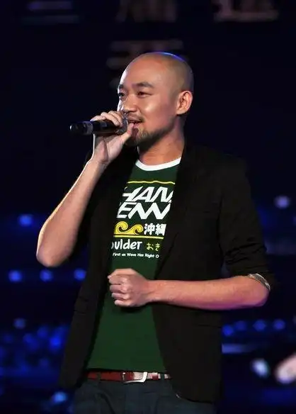 据"中国娱乐报道"爆料称,因选秀节目一夜成名的某光头歌手卷入吸