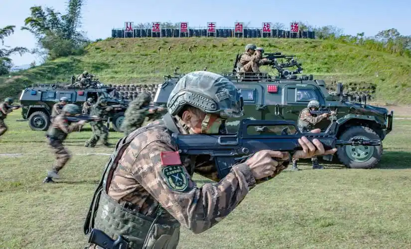 北极村的北部战区陆军某边防旅北极哨所官兵在极寒天气下组织战术训练