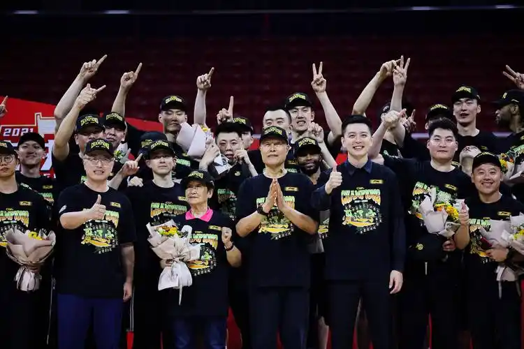 辽宁队81岁主心骨蒋兴权指导首夺冠军鼎_辽宁男篮夺cba总冠军_联赛