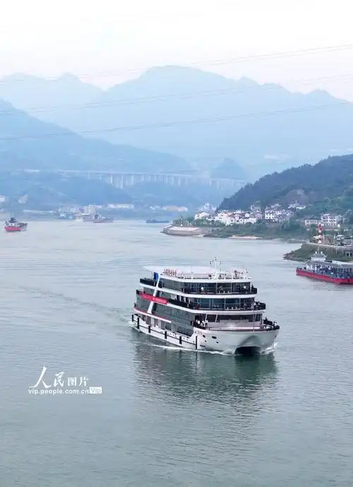 湖北宜昌:三峡第二代新能源智能游船成功首航