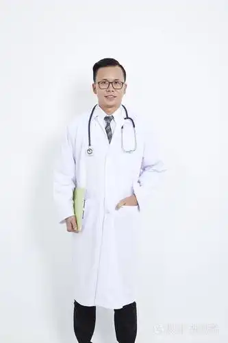 照片 医生在白色背景上拿着听诊器. 亚洲男性模特概念整容手术.jpg