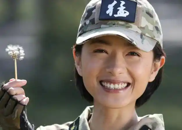 在《特种兵之火凤凰》中她饰演的安然至今仍是经典,穿上军装的万茜