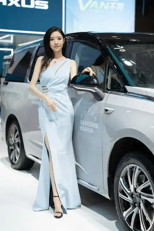 车展上众多男性观众围着美女车模拍摄,车模身材超级好,高颜值!