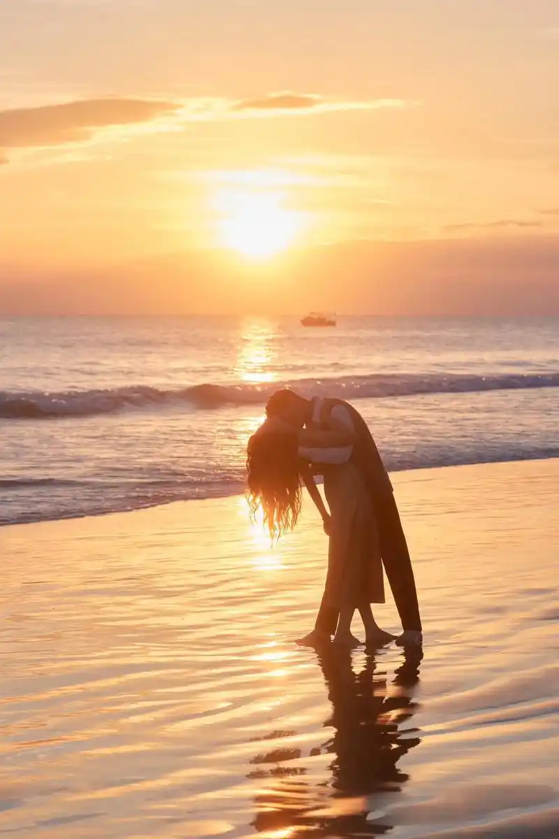 幸福到想掉眼泪.#甜甜的恋爱 #情侣写真 #海边日落 #幸福 - 抖音