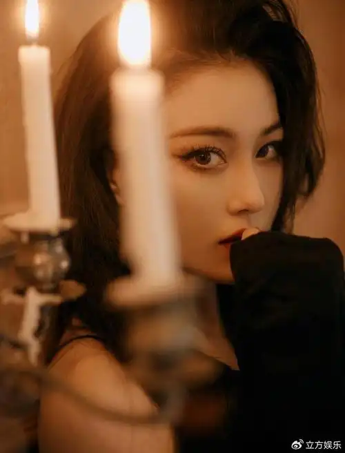 张馨予穿礼服小露香肩诠释性感又危险的修女形象