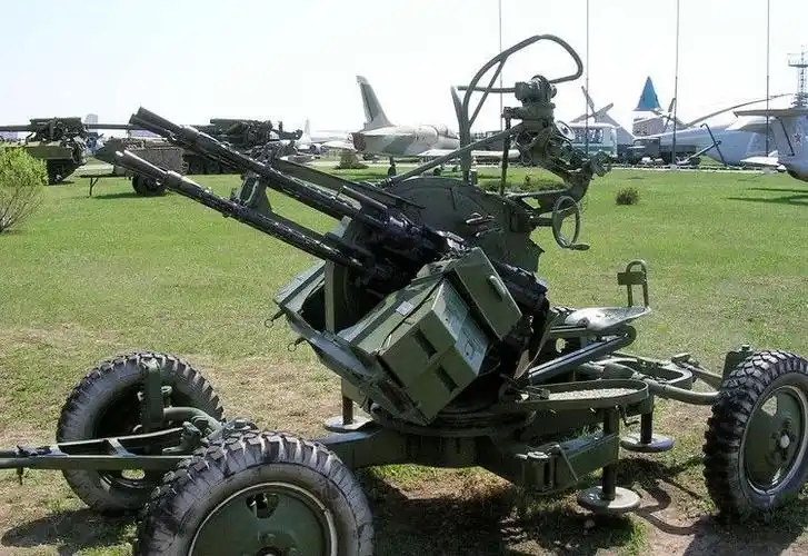 107毫米火箭炮最大飞行速度:372米/秒发射间隔:0.6-0.