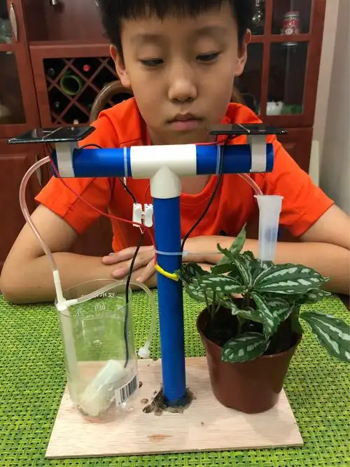 注意:一定要在室外太阳才能发光工作,阴天,雨天发不了电,普通灯光