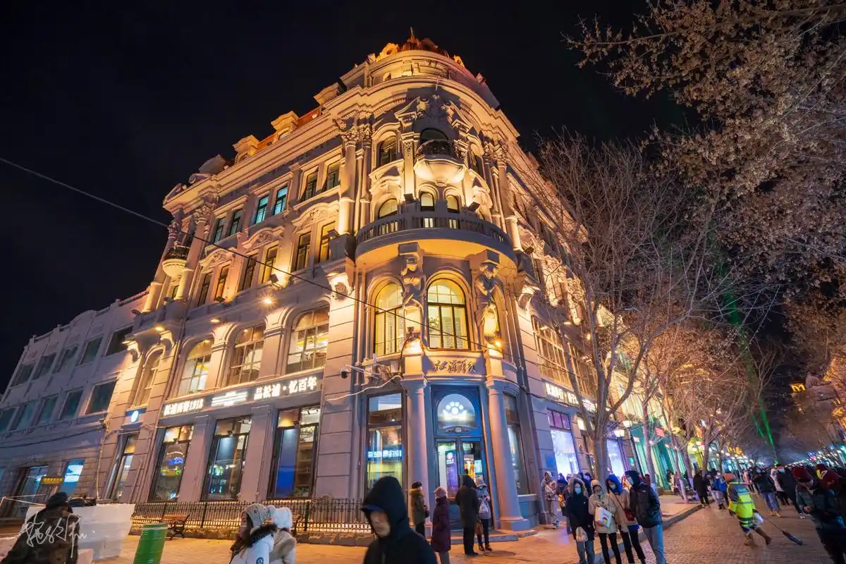 30度的中央大街上,吃根马迭尔冰棍,欣赏着历史感的欧式建筑_哈尔滨