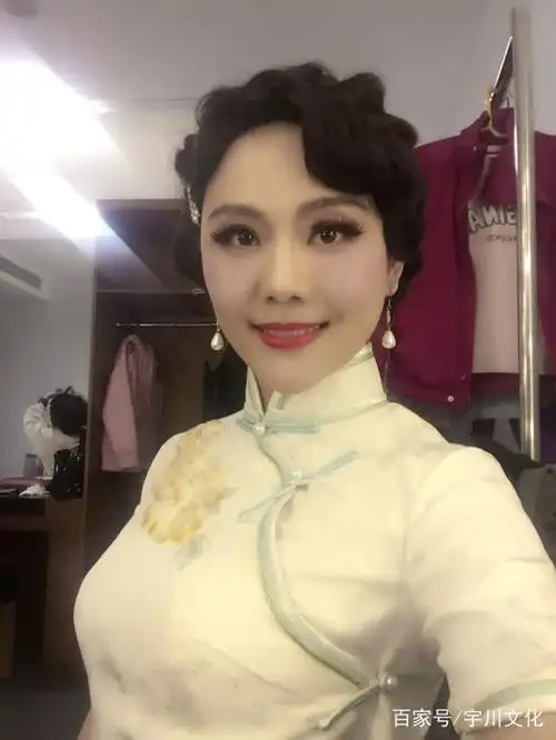 老版《还珠格格》里的柳红,扮演者叫做陈莹,陈莹那会出演《还珠格格》