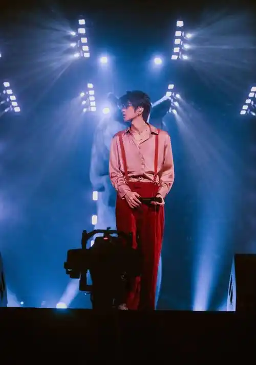时隔五年蔡徐坤再穿背带裤唱跳,处境却大不相同,迷倒大片ikun_舞台_梦