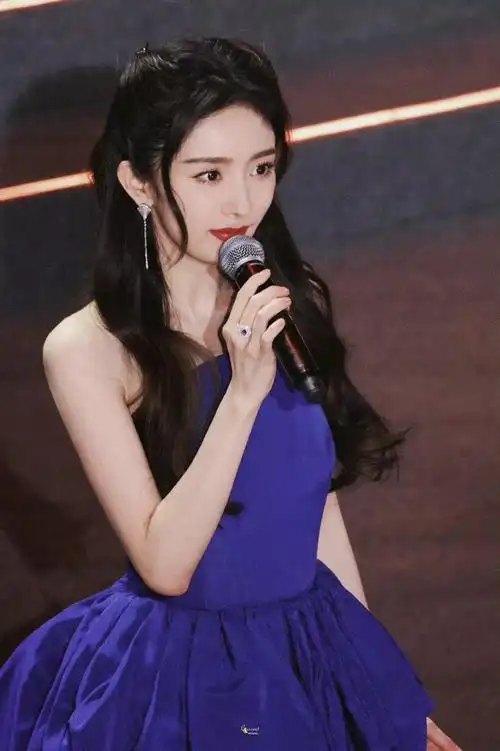 杨幂公主头蓝色抹胸长裙造型