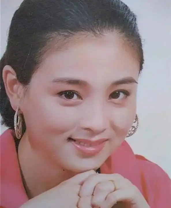 演员赵明明刚出产房被离婚单亲妈妈23年风光背后有眼泪