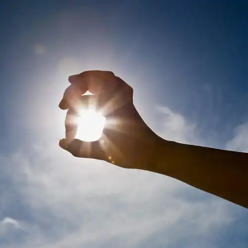 西方人,手,一个人,方图,室外,特写,白天,仰视,满意,胜利,太阳,欧洲