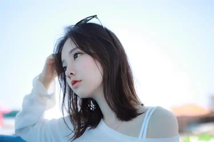 冯提莫旅拍照图片,分享一组冯提莫图片给大家,图中的明星图片壁纸会