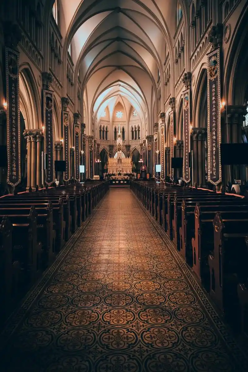 ① 徐家汇圣依纳爵主教堂内部 ② 徐家汇图书馆 ③ 武康大楼 ④ 七宝