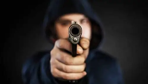 被人用枪指着头该怎么办?听听这位美国前警官的建议