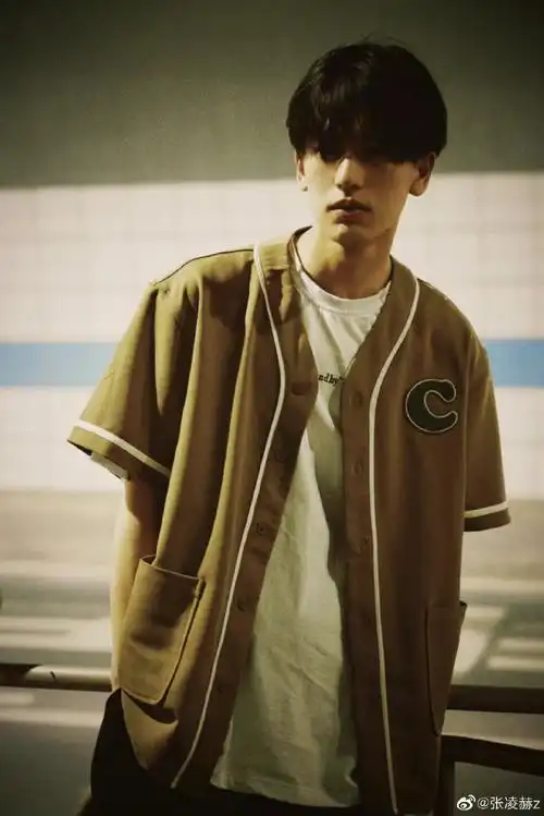 张凌赫高中毕业旧照##张凌赫高中时期毕业照