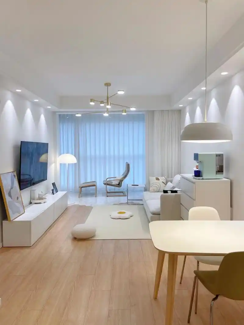 成都小户型简装完工效果图通过布局和色彩让空间洁净无瑕