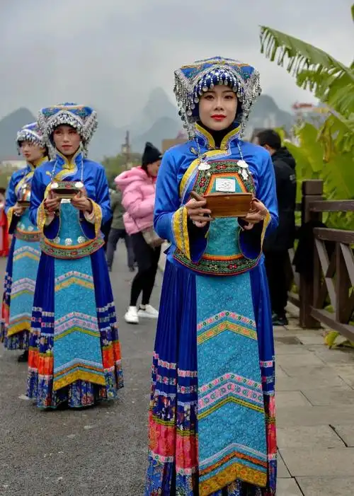 冬游兴义本次活动精心为游客们推出了"迎宾仪式 布依民族盛装巡游