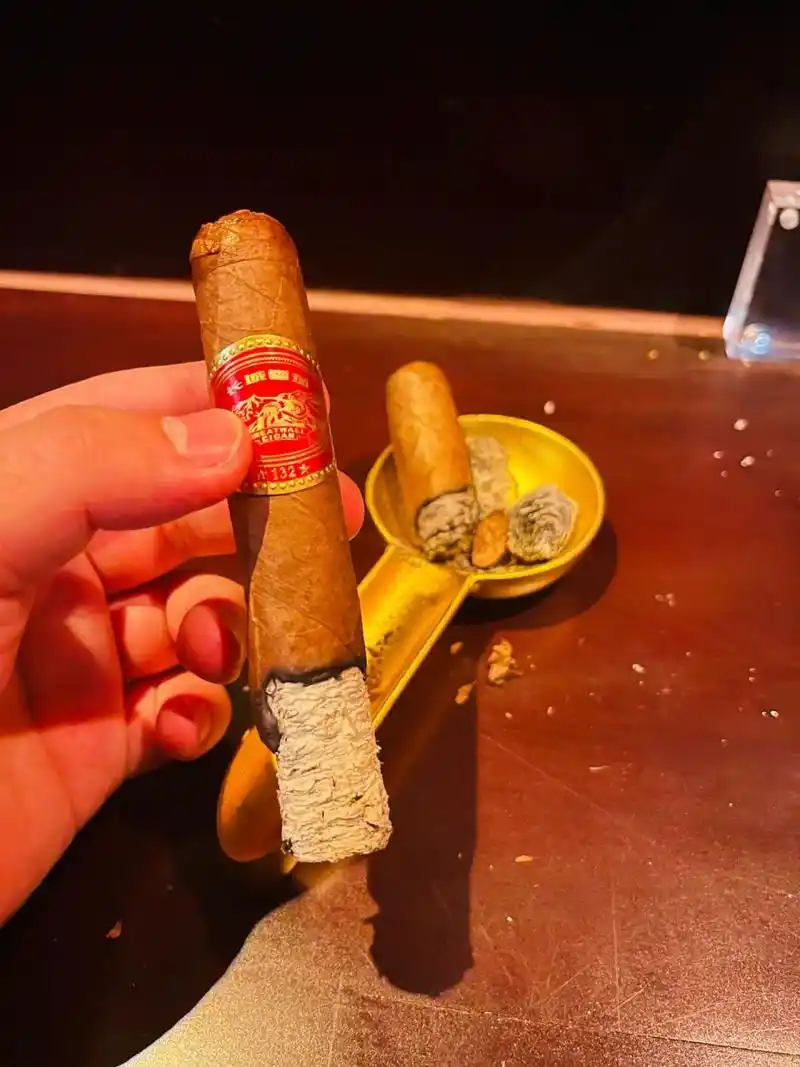 国产雪茄长城传奇132 前段:能感受到明显的坚果和咖啡,木香醇厚浓度不