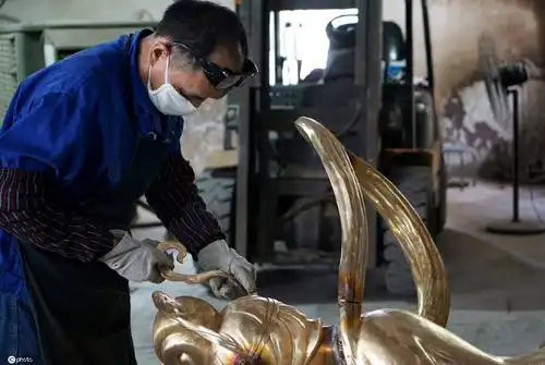 省武义神雕铜艺生产流水线上的员工忙着生产客户预订的城市雕塑配件