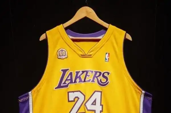 合众社:洛杉矶湖人队篮球已故巨星科比球衣拍出天价 580万美元卖出