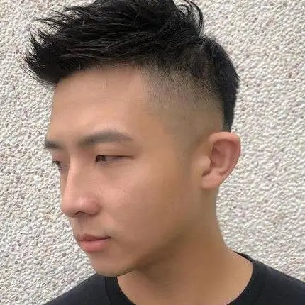 男生"两边剃光"发型很帅气