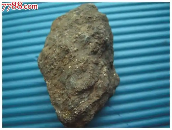 铜矿石标本一个